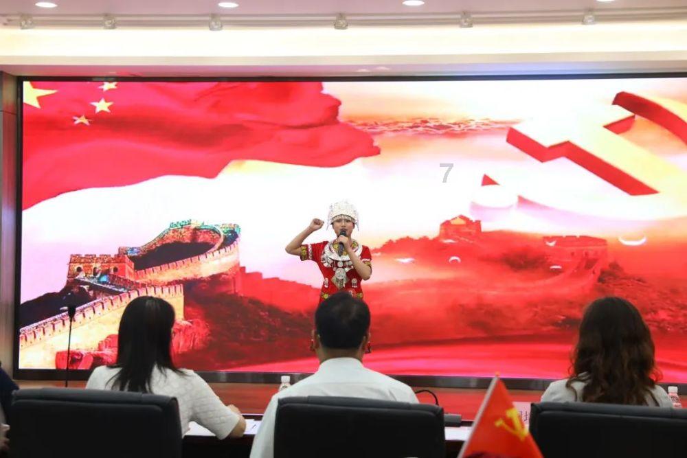 东契奇晒被队友泼水庆祝照：特别的夜晚 特别的团队